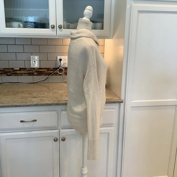 Banana Republic Cream Turtleneck Wool & Alpaca Blend Size Medium - Picture 3 of 8
